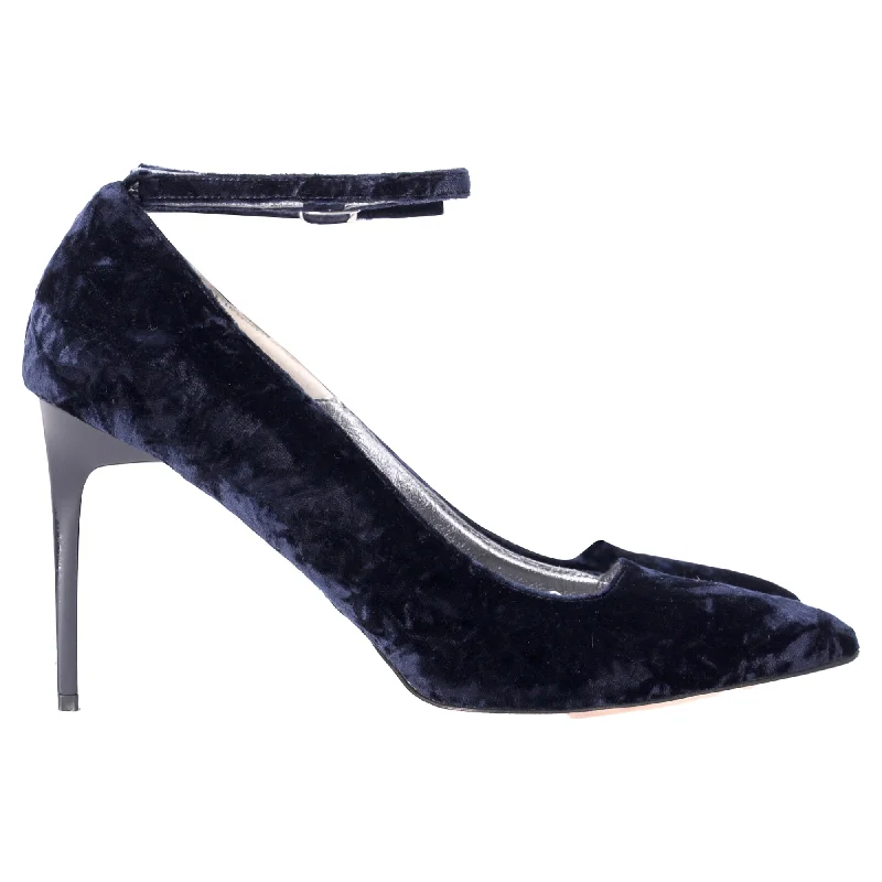 Women's velvet - covered stiletto heel pumps for a luxurious lookOscar de la Renta Roos Ankle Strap Pumps in Navy Blue Velvet Women's velvet - covered stiletto heel pumps for a luxurious lookOscar de la Renta Roos Ankle Strap Pumps in Navy Blue Velvet
