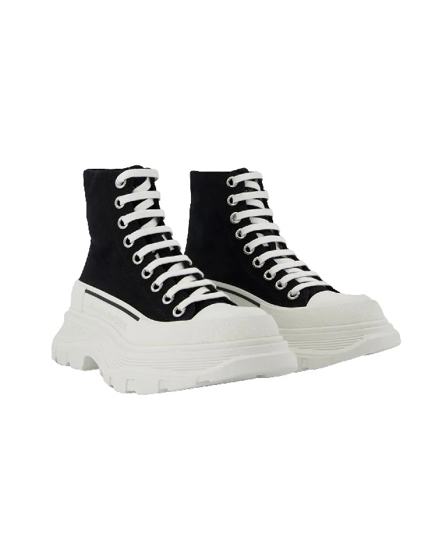 Retro - Style Women's Sneakers in Pastel Colors for a Nostalgic and Fashionable VibeTread Sneakers - Alexander Mcqueen - Black/White - Leather Retro - Style Women's Sneakers in Pastel Colors for a Nostalgic and Fashionable VibeTread Sneakers - Alexander Mcqueen - Black/White - Leather