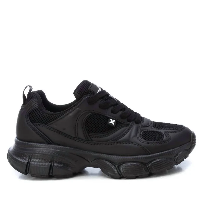 Women's Sneakers with Adjustable Straps for a Customized Fit During High - Impact ExercisesWomen's Lace Closure Sneakers In Black Women's Sneakers with Adjustable Straps for a Customized Fit During High - Impact ExercisesWomen's Lace Closure Sneakers In Black